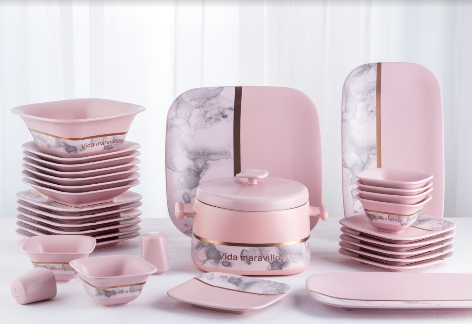 The G C Dinner set Marble Pink 32 pieces
